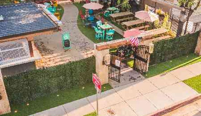 Restaurants with installed artificial turf